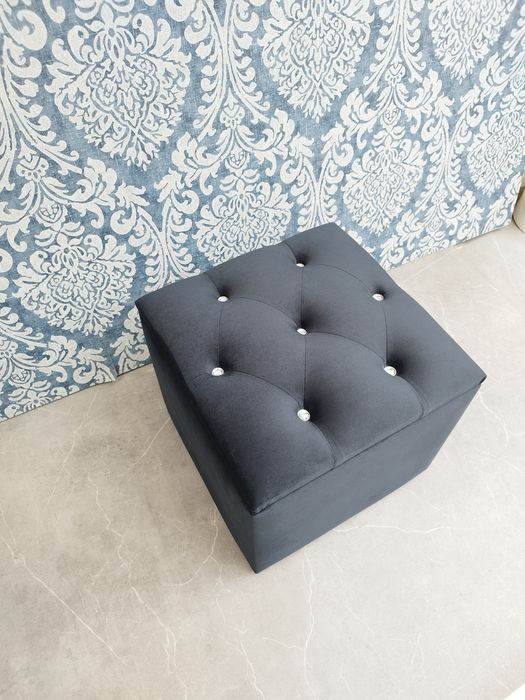 Vând taburet negru Chesterfield cu spatiu de depozitare din catifea