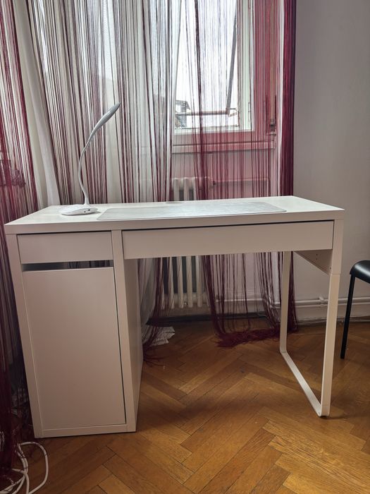 Vand birou cu ridicare de la usa