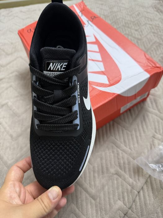 Кроссы новые Nike