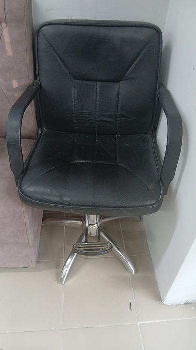 Зеркало вместе с тумбо для салона