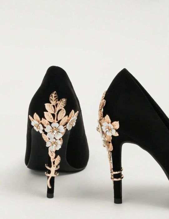 Pantofi negri cu model auriu pe toc