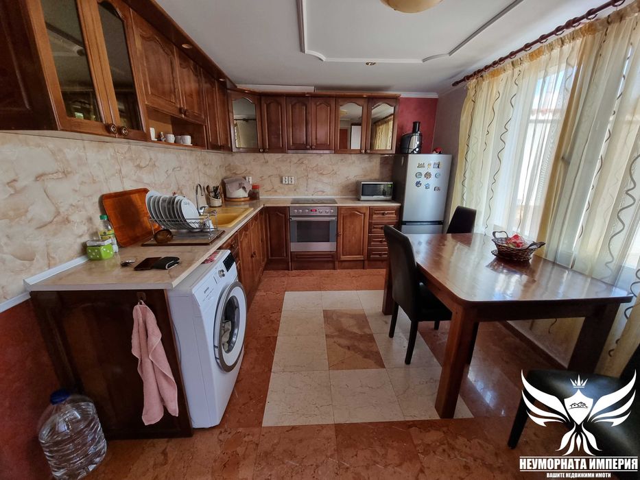 Триетажна къща 448РЗП с 410кв.м. двор в село Чешнегирово, общ.Садово