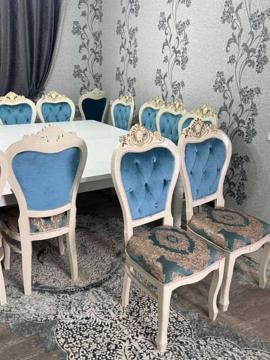 Стол и стулья для зала.