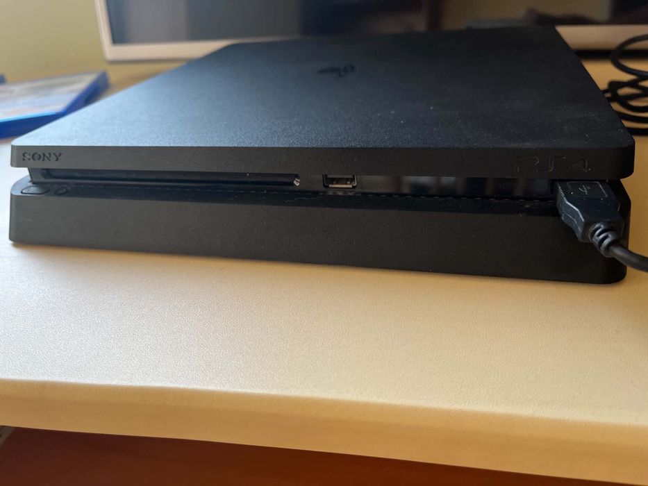 Playstation 4 + 3 игри