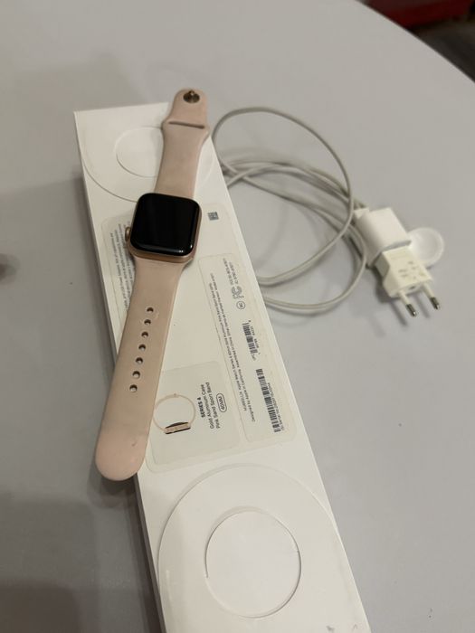 Продам свои часы Apple Watch series 4