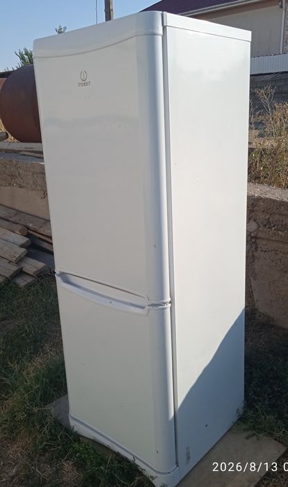 Продам холодильник indezit на запчасти
