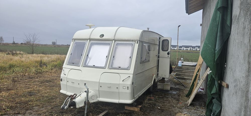 Vând rulotă în stare bună fără infiltratii masa totala 1100 kg