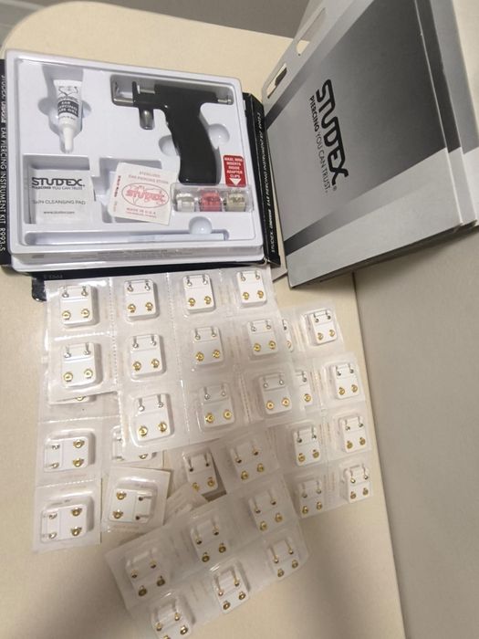 Пистолет Studex и серёжки для прокалывания ушей