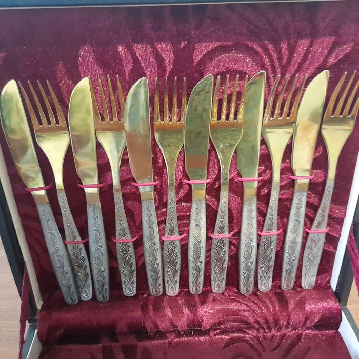 Набор посуды на 6 персон продаю.