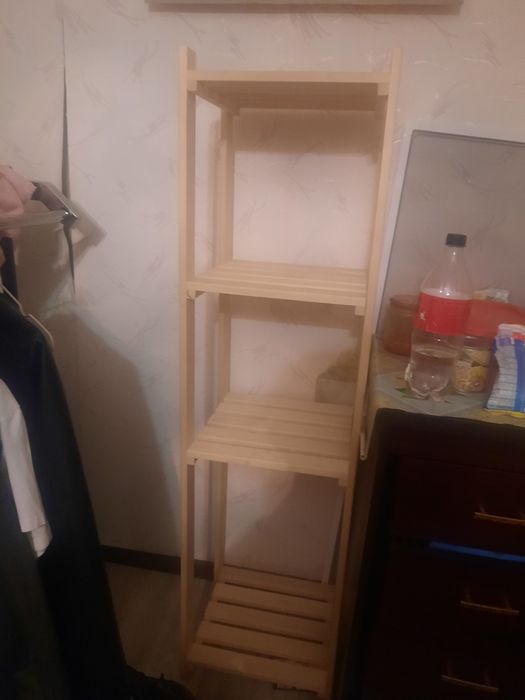 Полка деревянная новая. Центр