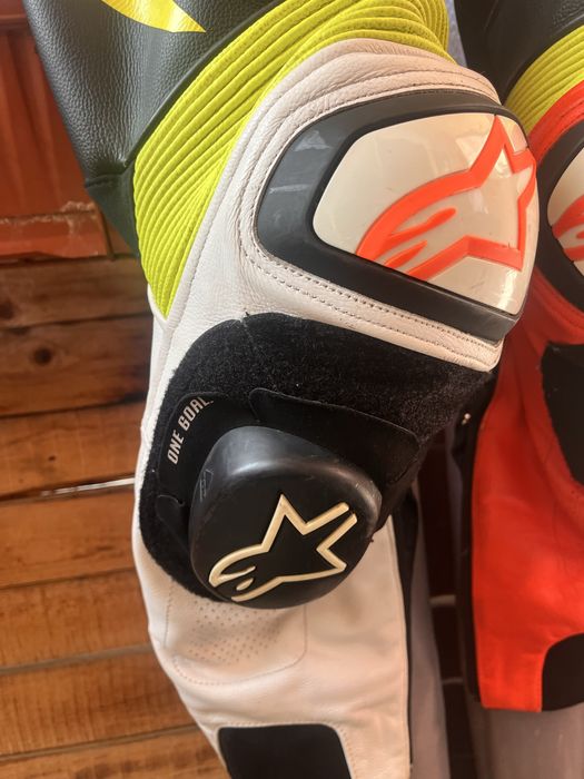 Продавам Цял Кожен Екип Alpinestars GP Plus V3 (Размер 52) и Ботуши Alpinestars SMX Plus V2 43
