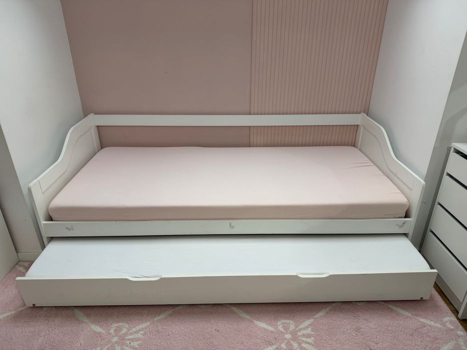 Pat lemn 90/200 cm cu sertar saltea suplimentara 90/200 cm. 2 saltele incluse in pret