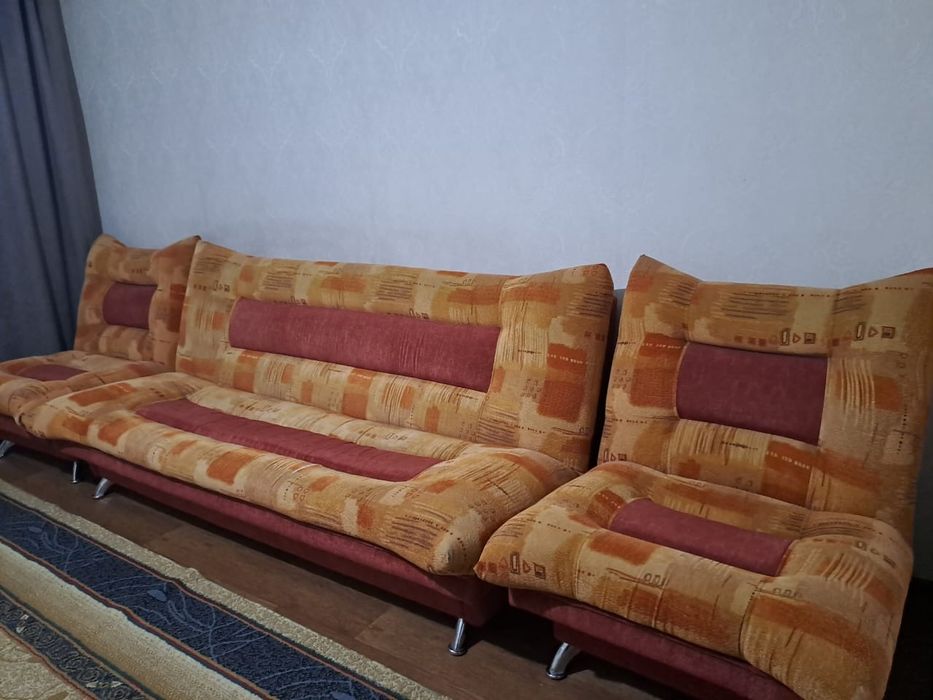 Диван с двумя креслами