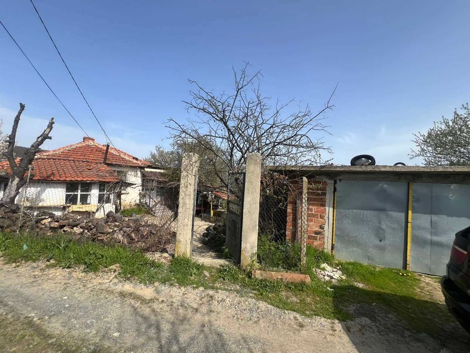 ПРОДАВА СЕ: Голям имот с къща, две допълнителни сгради и 1.7 дка земя в с. Разбойна