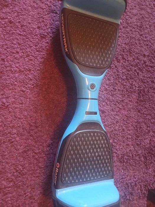 Продавам използван син Hoverboard с мигачи и отлично състояние.