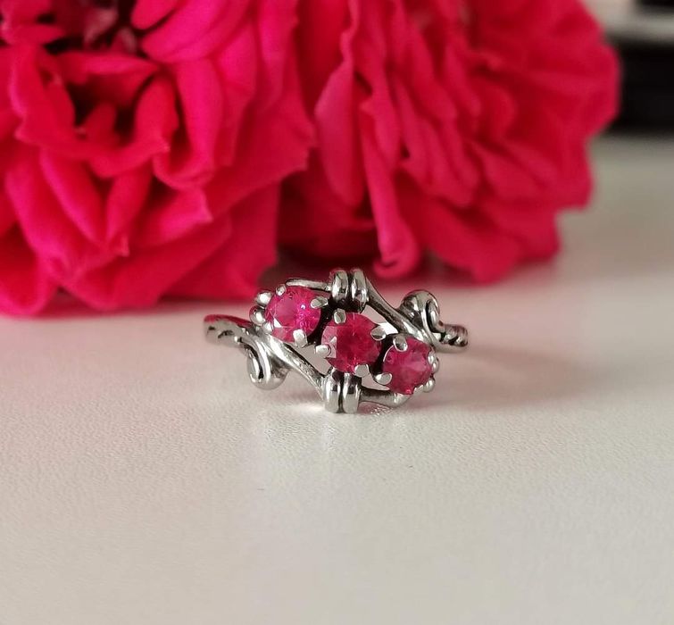 Inel vechi din aur de 10K si rubelite naturale