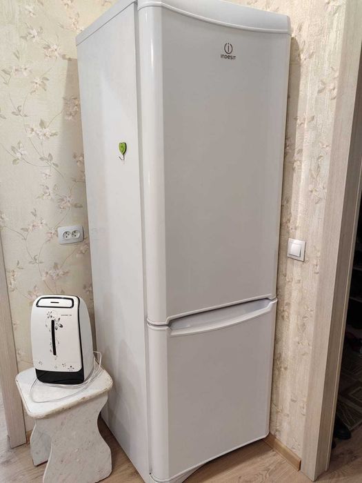 Продам холодильник Indesit