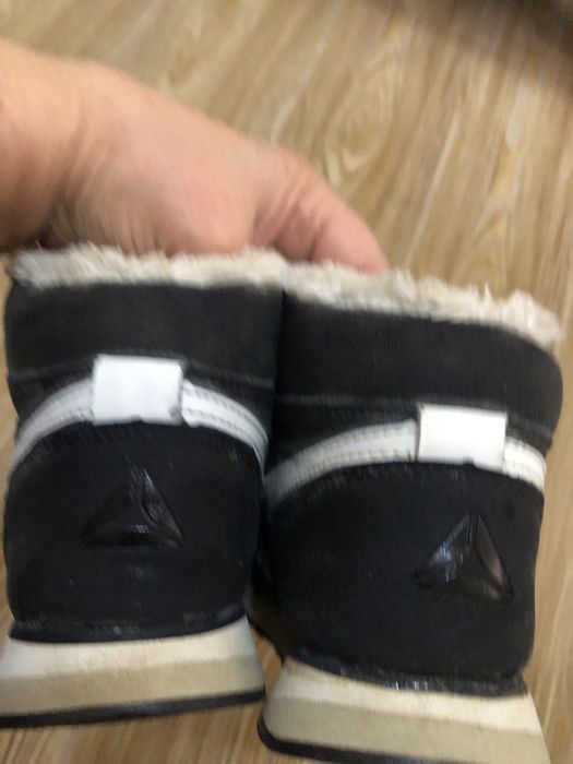 Продаются ботинки.