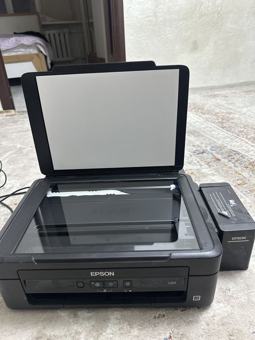 Цветной принтер марки EPSON,