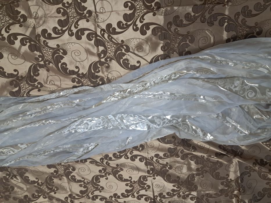 Продам два комплекта штор с тюлем.