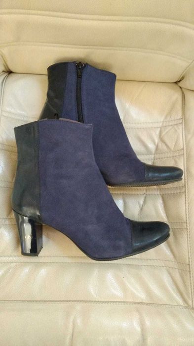 Ghete albastre,  piele intoarsa combinata cu piele lacuita, marimea 37