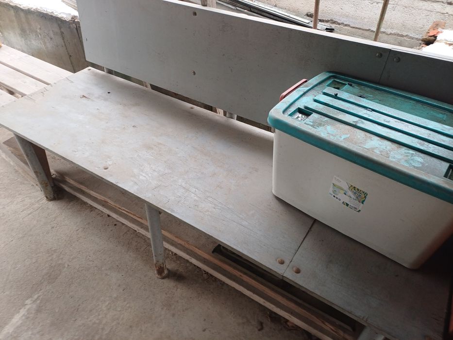 Верстак,сейф,лавочки,стелажи