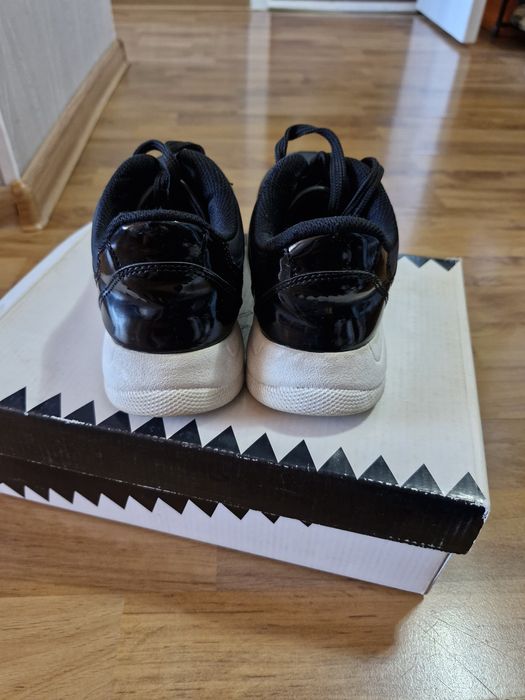 Продам кроссовки детские