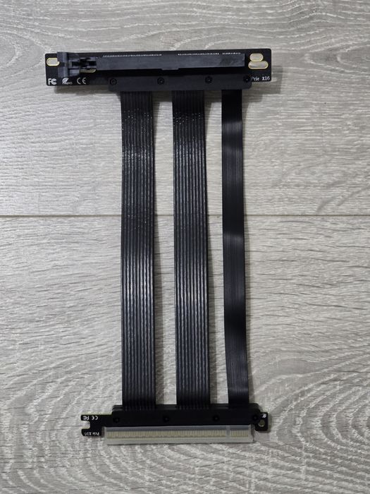 Cablu Riser PCIe 5.0 x16 pentru Montaj Vertical GPU – 20cm, Negru, Nou