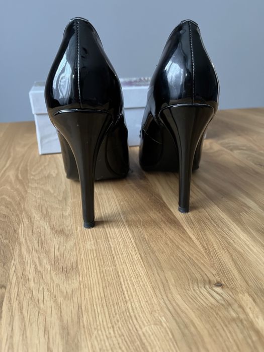 Официални обувки на висок ток