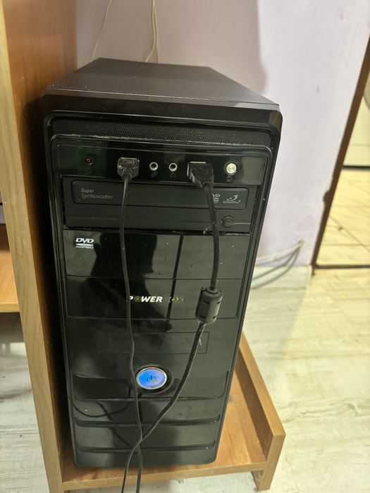 Продавам настолен компютър със Монитор Самсунг 20 инча.