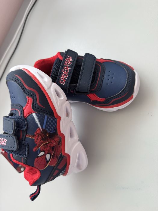 Adidasi cu lumini marimea 21