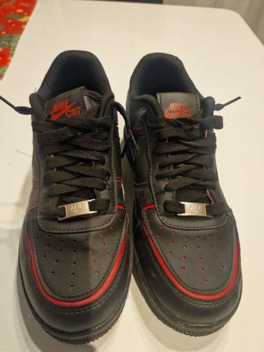 Продавам запазени,почти нови маратонки Nike Air CR7 и  Nike Halloween