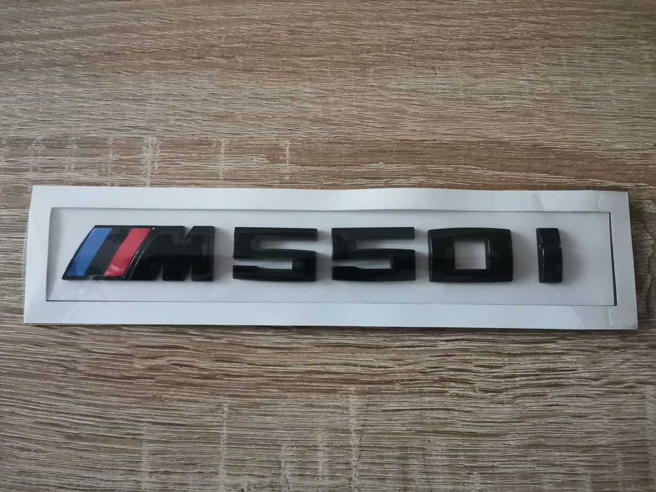 BMW М550i черна емблема малък размер