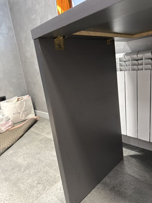 Серый стол и шкаф белый