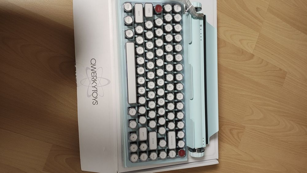 Нова ретро клавиатура Qwerkywriter S,