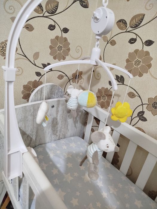 Музикална въртележка за бебешко легло