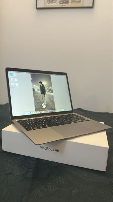 MacBook Air Retina 13” 2020 | i3 | 8GB RAM | 256GB SSD | Stare foarte bună