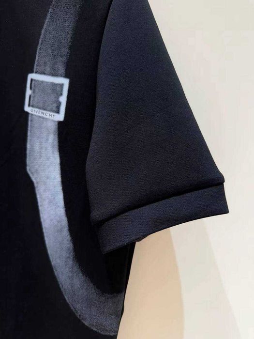 Чисто нова тениска на Givenchy, M размер