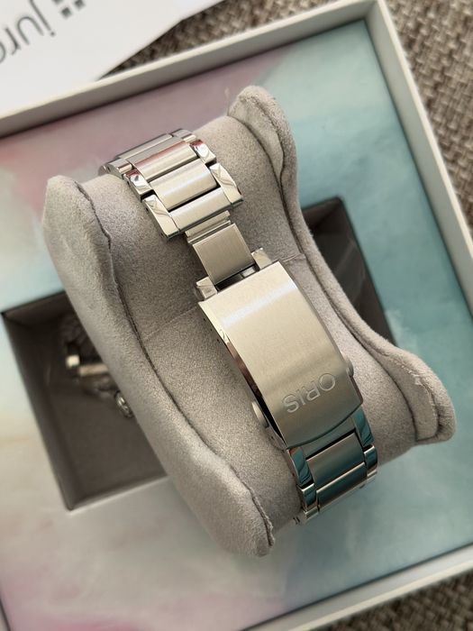 Oris Aquis Date Relief Cherry 43.5mm