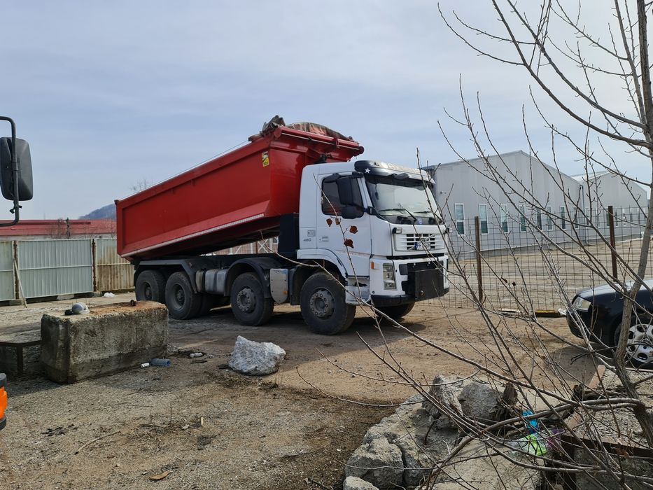 Executam lucrări cu utilaje defrișări terenuri și totcat resturi veget