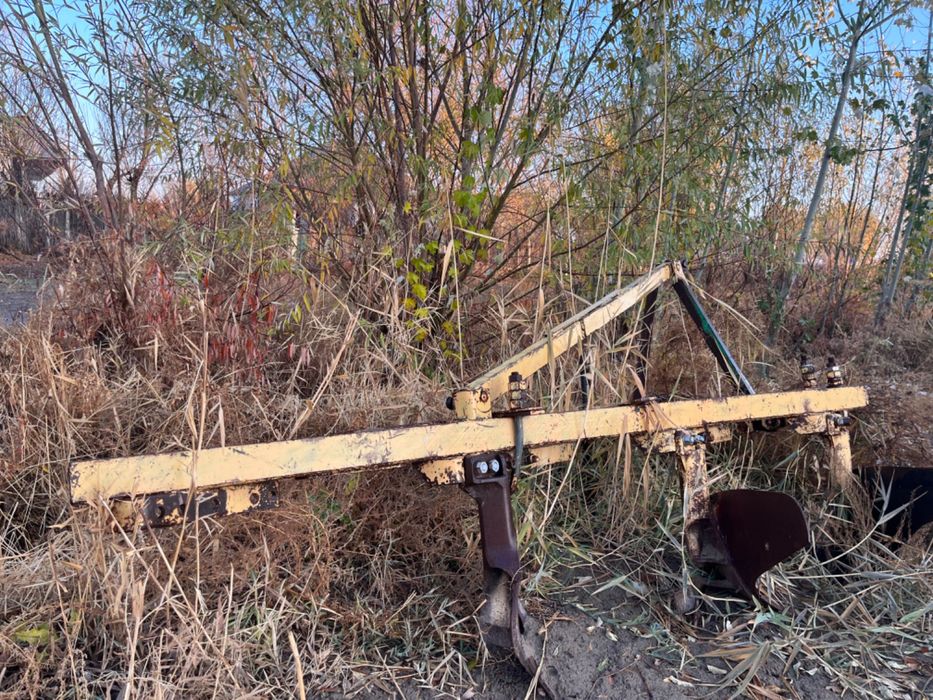 ДТ 75  қасында соқасы мен күрегі бар