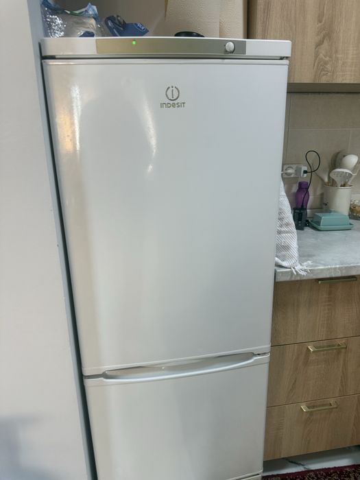 Продам Холодильник indesit