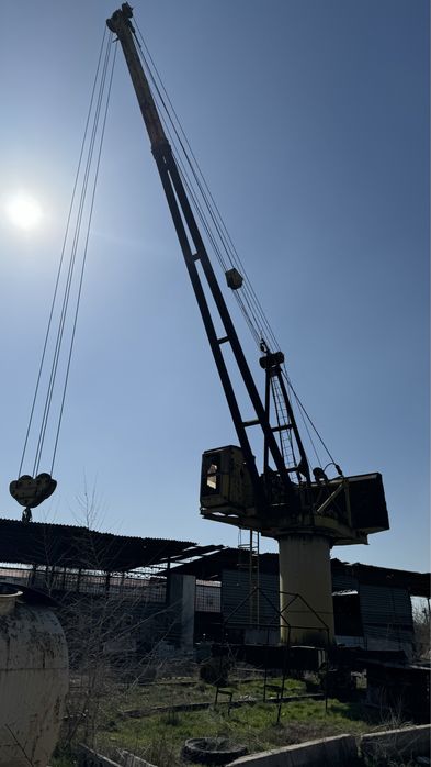 Кран релесами на ходу