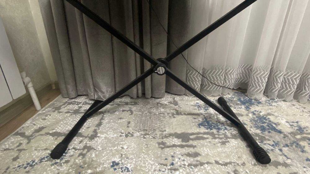 Синтезатор Yamaha PSR-670 с подствкой для нот в комплекте