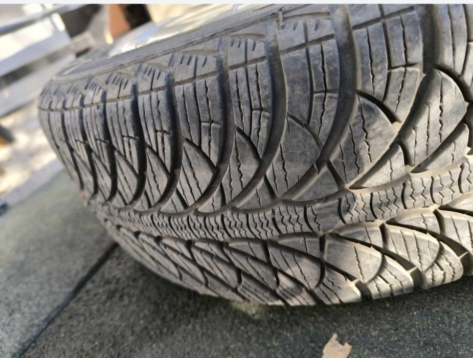 Джанти за Мерцедес с оригинални тасове и зимни гуми 205/55/16