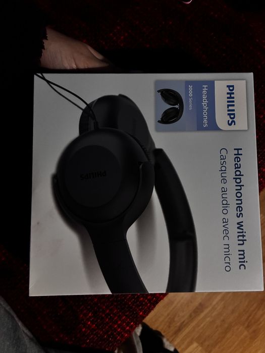 Продавач слушалки на Philips с кабел