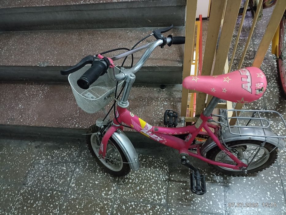 Vand 2 biciclete copii 3-6 ani cea mica si 6-10 ani cea mare.