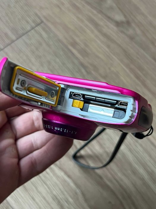 Aparat foto digital Nikon Coolpix S32 Roz Pink rezistent la apa si socuri culoare superba cu card,cablu incarcare si baterie originala, poze super