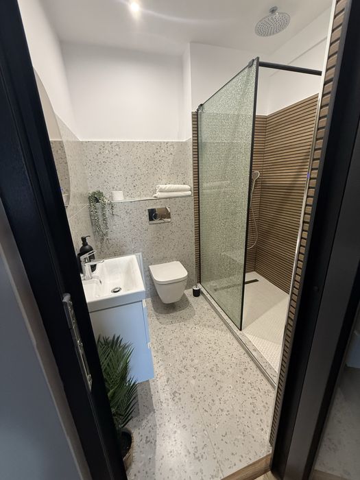 Inchiriez apartament o camera nou , alfa , arad !