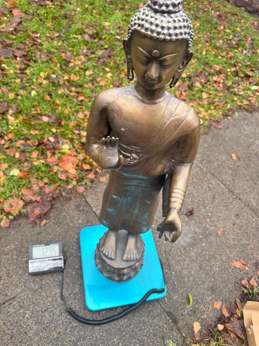 Масивни Бронзови скулптури на Буда и други. Цени по договаряне.